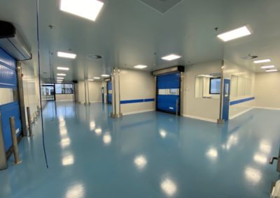 Cloison Salle Blanche avec porte bleue et fenêtres par Rosin Entreprise