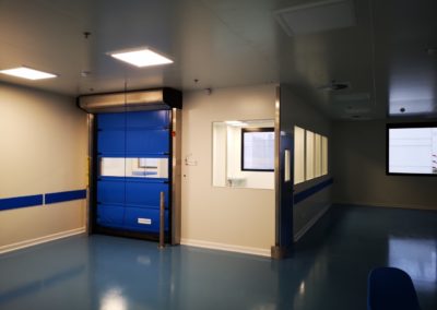 Cloison Salle Blanche avec porte bleue par Rosin Entreprise