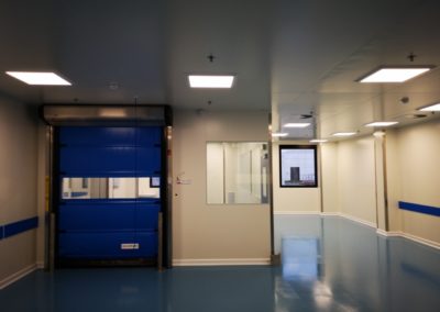 Cloison Salle Blanche avec porte bleue par Rosin Entreprise