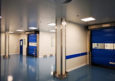 Cloison Salle Blanche avec portes bleues par Rosin Entreprise