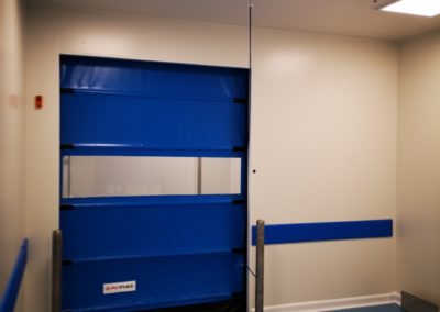 porte bleue de salle blanche par Rosin Entreprise