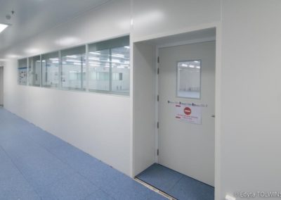 porte avec panneau interdit et fenêtres d'une salle blanche par Rosin Entreprise